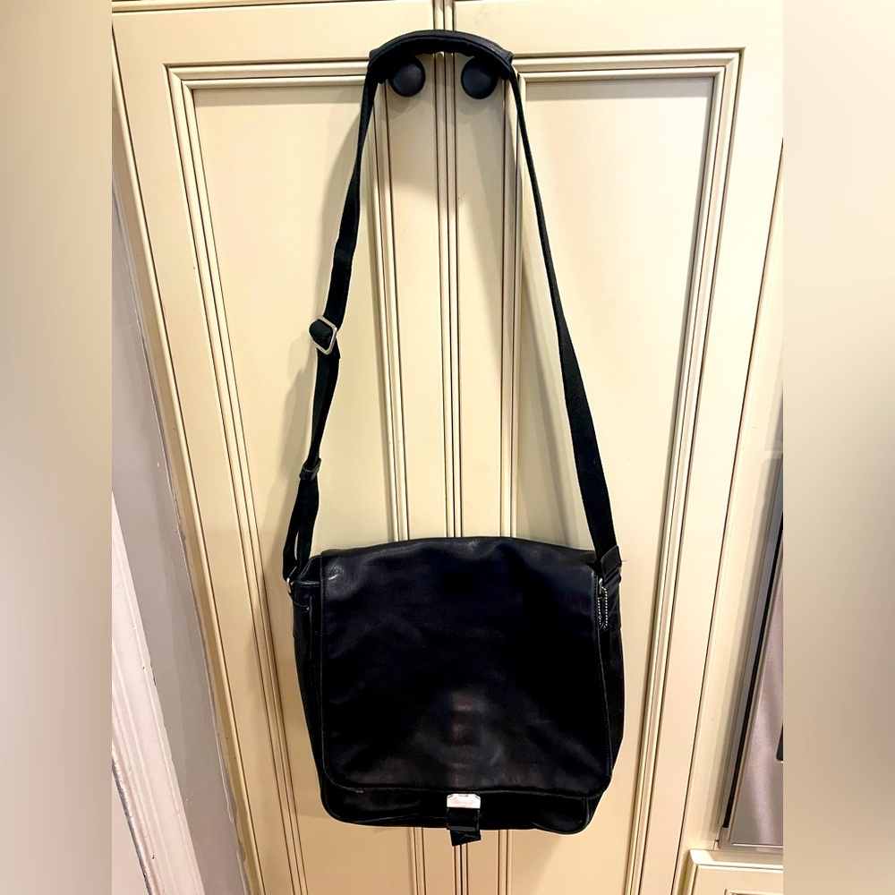 Vintage Coach Messenger Crossbody Great shape. 6 pockets, 2 zippered. Classic!